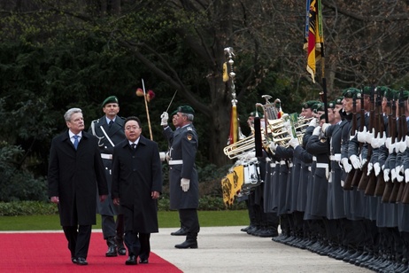 Bundespräsident Joachim Gauck begrüßt den Präsidenten der Mongolei, Tsakhia Elbegdorj mit militärischen Ehren im Park von Schloss Bellevue
