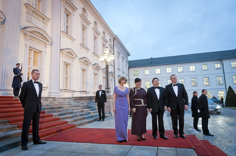 Bundespräsident Joachim Gauck und seine Lebenspartnerin Daniela Schadt begrüßen den Präsidenten der Mongolei, Tsakhia Elbegdorj, und dessen Frau Khajidsuren Bolormaa vor dem Staatsbankett in Schloss Bellevue