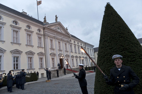 Staatsbankett zu Ehren des Präsidenten der Mongolei in Schloss Bellevue - Fackelträger des Wachbataillons der Bundeswehr