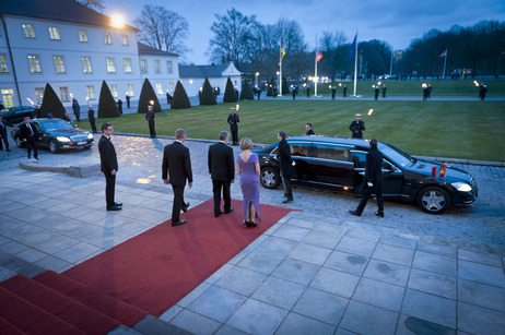 Bundespräsident Joachim Gauck und seine Lebenspartnerin Daniela Schadt begrüßen den Präsidenten der Mongolei, Tsakhia Elbegdorj, und dessen Frau Khajidsuren Bolormaa vor dem Staatsbankett in Schloss Bellevue