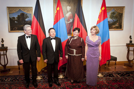 Bundespräsident Joachim Gauck und seine Lebenspartnerin Daniela Schadt mit dem Präsidenten der Mongolei, Tsakhia Elbegdorj, und dessen Frau Khajidsuren Bolormaa beim Defilee vor dem Staatsbankett in Schloss Bellevue