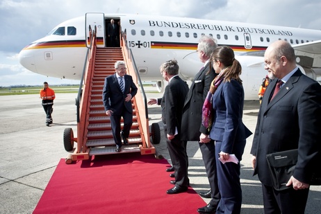 Bundespräsident Joachim Gauck steigt in Brüssel aus dem Flugzeug und wird vom deutschen Botschafter in Belgien, Eckart Cuntz, begrüßt
