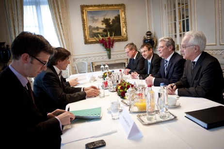Bundespräsident Joachim Gauck im Gespräch mit dem Premierminister des Königreichs Belgien Elio Di Rupo