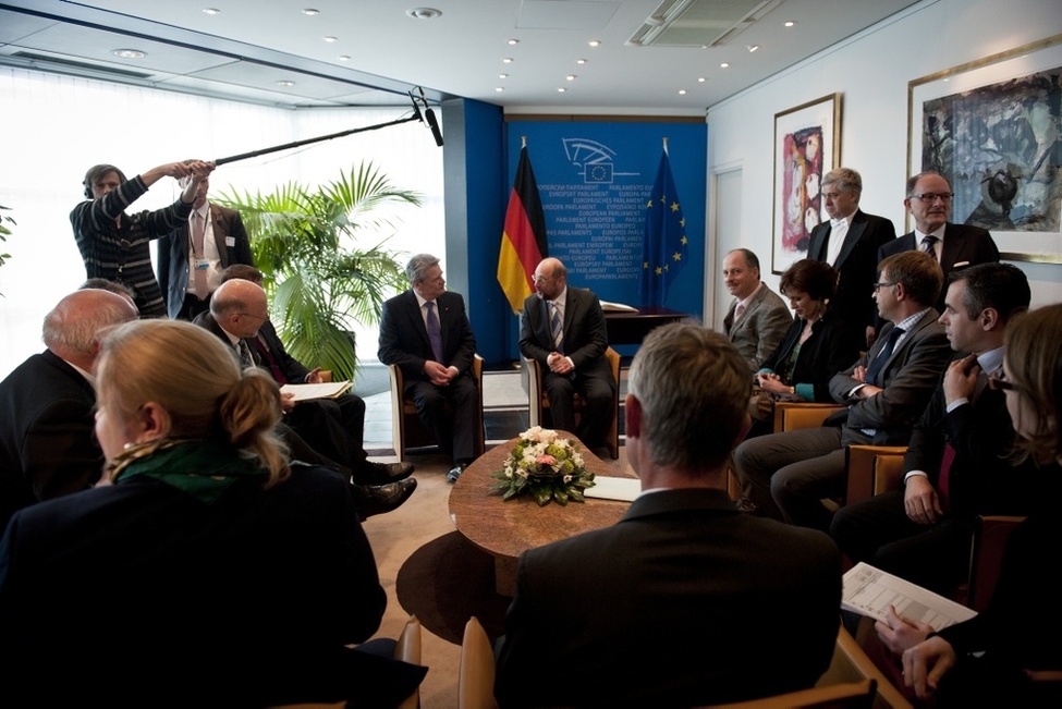 Bundespräsident Joachim Gauck im Gespräch mit dem Präsidenten des Europäischen Parlaments, Martin Schulz