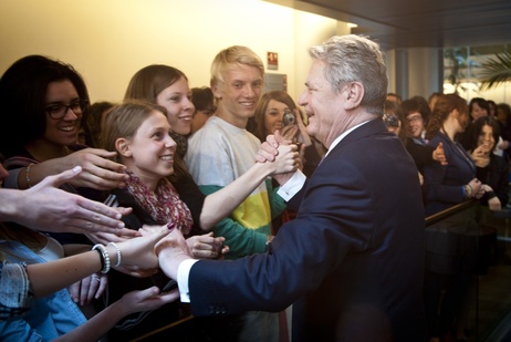 Bundespräsident Joachim Gauck mit Jugendlichen im Europäischen Parlament