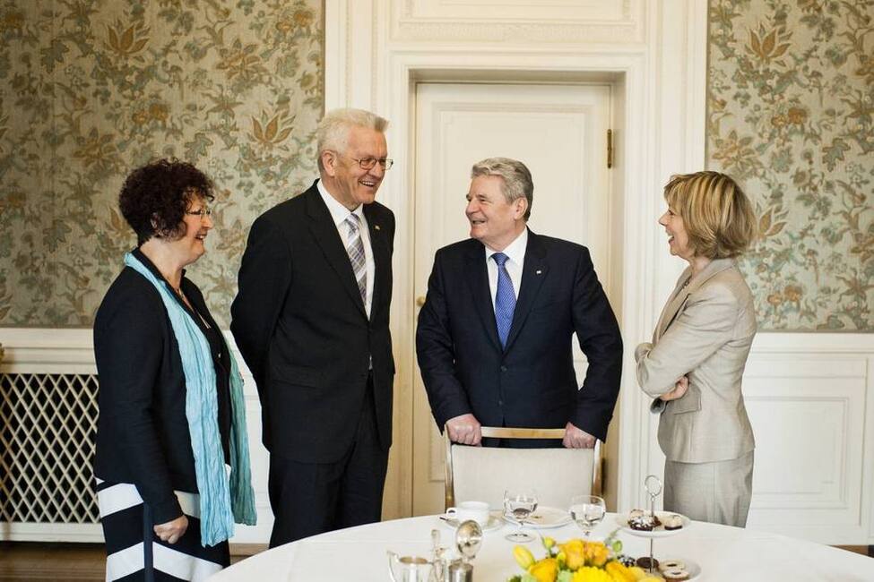 Bundespräsident Joachim Gauck und seine Lebenspartnerin Daniela Schadt mit Winfried Kretschmann, Ministerpräsident des Landes Baden-Württemberg, und dessen Frau Gerlinde Kretschmann in der Villa Reitzenstein