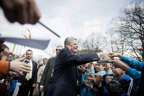 Bundespräsident Joachim Gauck trofft Kinder vor der Geschwister-Scholl-Schule in Tübingen