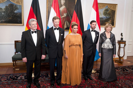 Bundespräsident Joachim Gauck und Frau Daniela Schadt mit Großherzog Henri von Luxemburg (2.v.l.), Großherzogin Maria Teresa und Erbgroßherzog Guillaume (2.v.r.) beim Defilee vor dem Staatsbankett