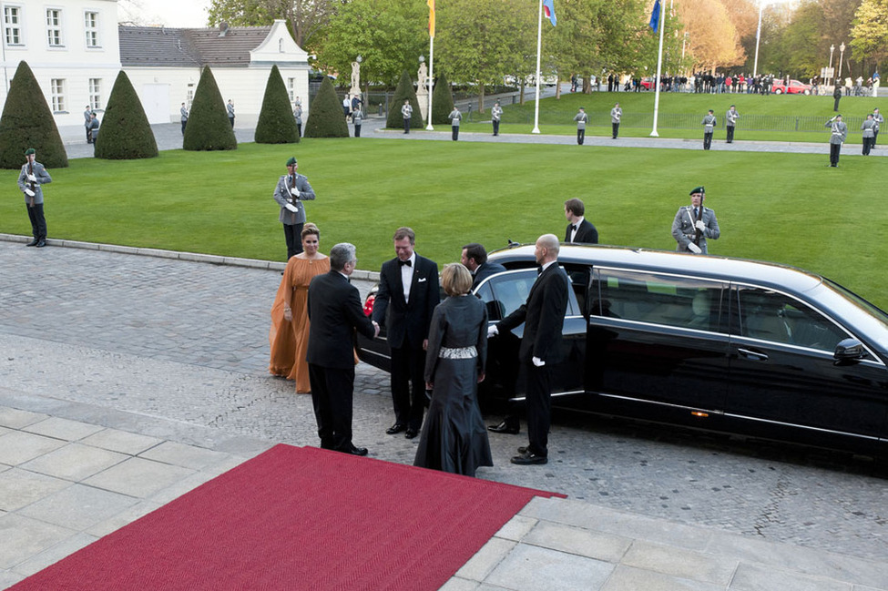 Bundespräsident Joachim Gauck und Frau Daniela Schadt begrüßen Großherzog Henri von Luxemburg und Großherzogin Maria Teresa vor Schloss Bellevue