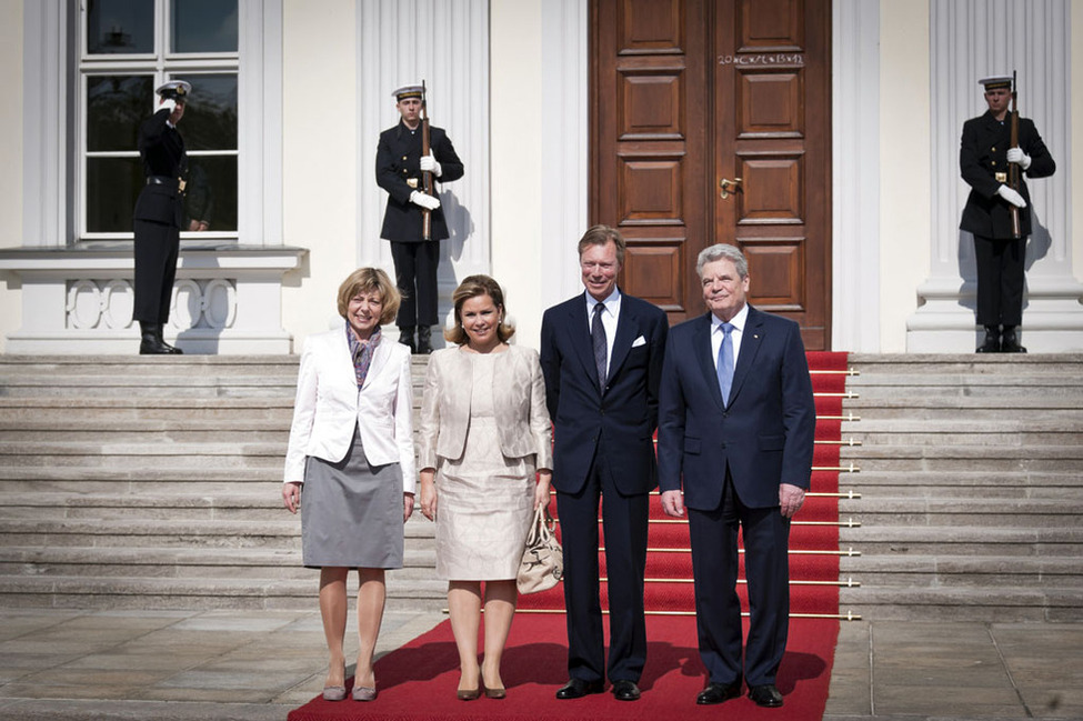 Bundespräsident Joachim Gauck und Frau Daniela Schadt begüßen Großherzog Henri und Großherzogin Maria Teresa von Luxemburg vor Schloss Bellevue