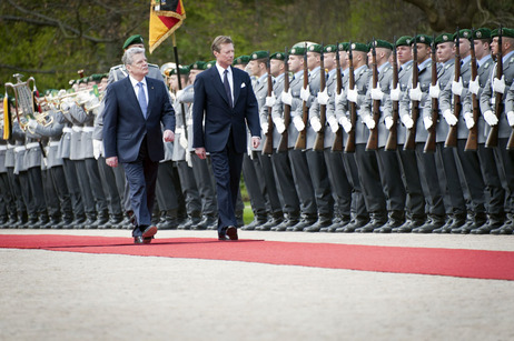 Bundespräsident Joachim Gauck begüßt Großherzog Henri  von Luxemburg mit militärischen Ehren im Park von Schloss Bellevue