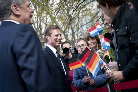Bundespräsident Joachim Gauck begüßt Großherzog Henri von Luxemburg mit militärischen Ehren im Park von Schloss Bellevue
