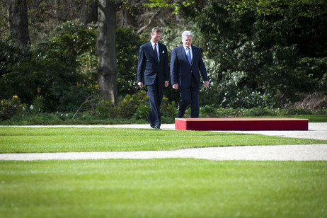 Bundespräsident Joachim Gauck begüßt Großherzog Henri von Luxemburg mit militärischen Ehren im Park von Schloss Bellevue