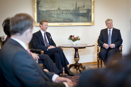 Bundespräsident Joachim Gauck und Großherzog Henri von Luxemburg im Amtszimmer von Schloss Bellevue