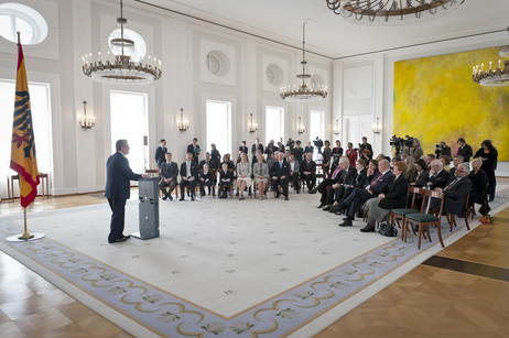 Bundespräsident Joachim Gauck bei seiner Rede zur Verleihung des Verdienstordens der Bundesrepublik Deutschland an Hubertus Erlen und Michael Sommer im Großen Saal