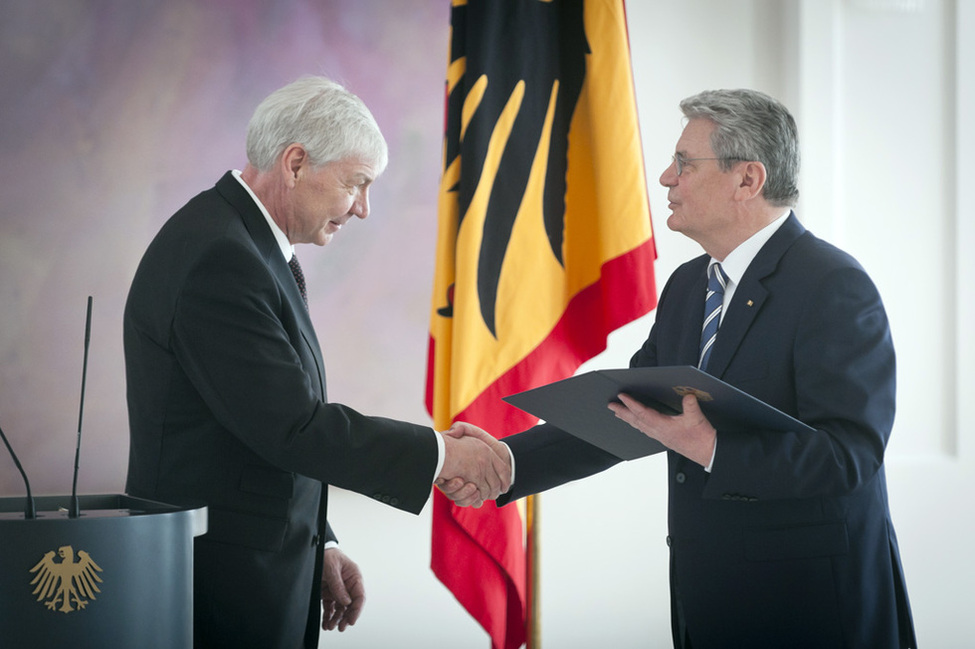 Bundespräsident Joachim Gauck verleiht das Verdienstkreuz 1. Klasse des Verdienstordens der Bundesrepublik Deutschland an Michael Sommer
