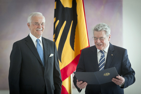 Bundespräsident Joachim Gauck verleiht das Verdienstkreuz 1. Klasse des Verdienstordens der Bundesrepublik Deutschland an Hubertus Erlen