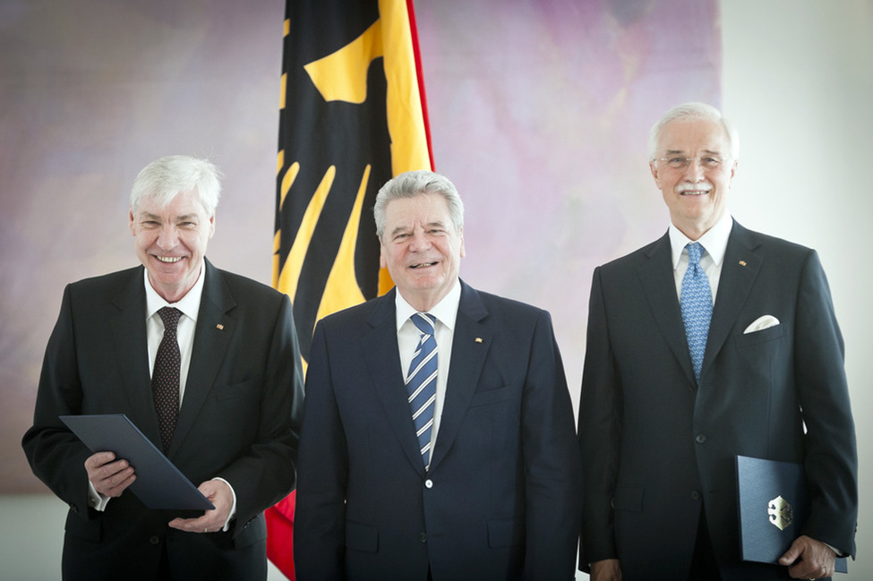 Bundespräsident Joachim Gauck mit Michael Sommer (l.) und Hubertus Erlen (r.) nach der Verleihung des Verdienstkreuzes 1. Klasse des Verdienstordens der Bundesrepublik Deutschland