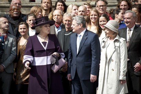 Bundespräsident Joachim Gauck und Frau Daniela Schadt mit Königin Beatrix der Niederlande bei der Eröffnung der Ausstellung "Dutch Design – Huis van Oranje" in Schloss Oranienbaum