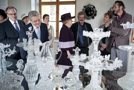 Bundespräsident Joachim Gauck mit Königin Beatrix der Niederlande beim Rundgang durch die Ausstellung Dutch Design – Huis van Oranje im Schloss Oranienbaum