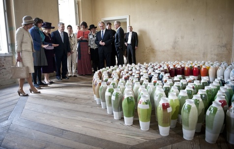 Bundespräsident Joachim Gauck und Frau Daniela Schadt mit Königin Beatrix der Niederlande beim Rundgang durch die Ausstellung Dutch Design – Huis van Oranje im Schloss Oranienbaum