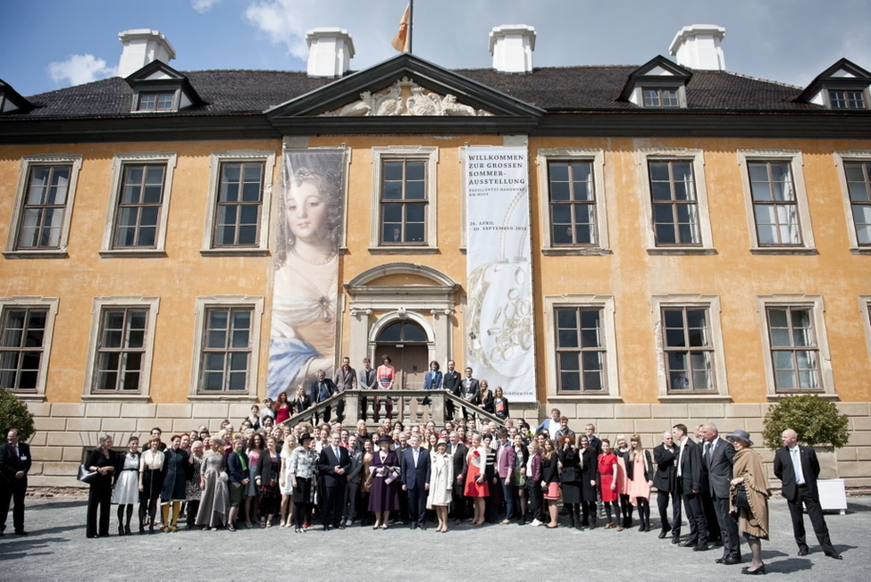 Bundespräsident Joachim Gauck und Frau Daniela Schadt mit Königin Beatrix der Niederlande und den Designern der Ausstellung Dutch Design – Huis van Oranje vor Schloss Oranienbaum