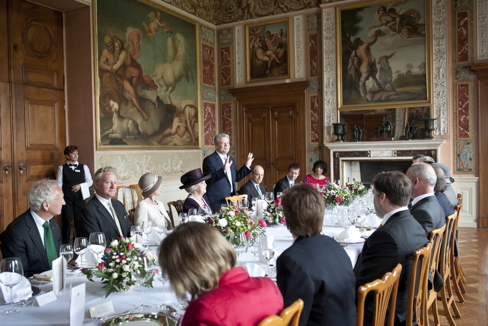 Bundespräsident Joachim Gauck und Frau Daniela Schadt mit Königin Beatrix der Niederlande beim gemeinsamen Mittagessen in Schloss Wörlitz