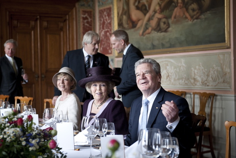 Bundespräsident Joachim Gauck und Frau Daniela Schadt mit Königin Beatrix der Niederlande beim gemeinsamen Mittagessen in Schloss Wörlitz