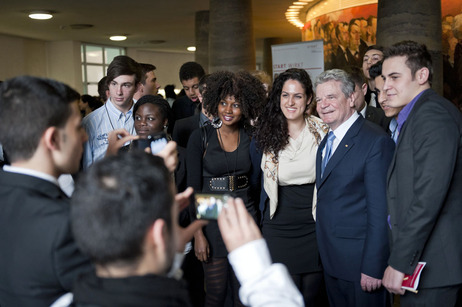 Bundespräsident Joachim Gauck mit Stipendiaten des "Start"-Programms