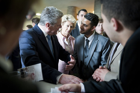 Bundespräsident Joachim Gauck mit Stipendiaten des "Start"-Programms