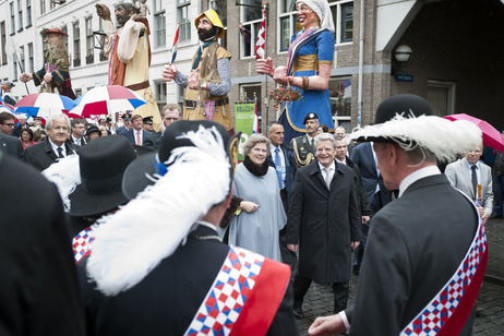  Bundespräsident Joachim Gauck mit Joan Leemhuis-Stout, Vorsitzende des Nationalen Komitees des 4. und 5 Mai, bei den Feierlichkeiten in Breda