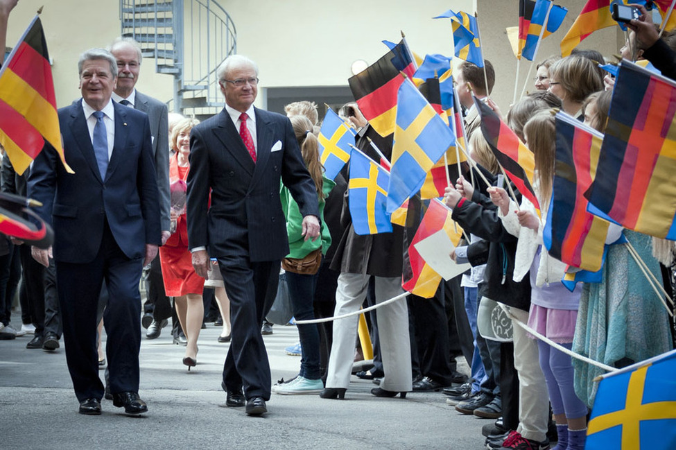 Bundespräsident Joachim Gauck wird von König Carl XVI. Gustaf von Schweden begrüßt