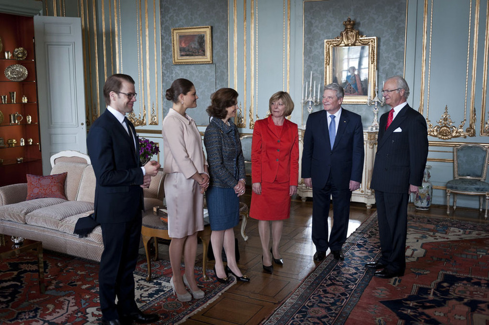 Bundespräsident Joachim Gauck und Frau Daniela Schadt mit König Carl XVI. Gustaf (r.), Königin Silvia von Schweden (3.v.l.), Kronprinzessin Victoria (2.v.l.) und Prinz Daniel (l.) im königlichen Schloss