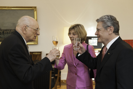 Bundespräsident Joachim Gauck und Frau Daniela Schadt begrüßen Władysław Bartoszewski im Amtszimmer von Schloss Bellevue