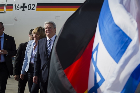 Bundespräsident Joachim Gauck und Frau Daniela Schadt steigen aus dem Flugzeug