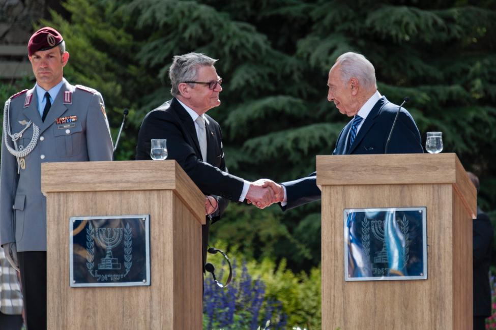 Bundespräsident Joachim Gauck und Israels Staatspräsidenten Shimon Peres an Rednerpulten