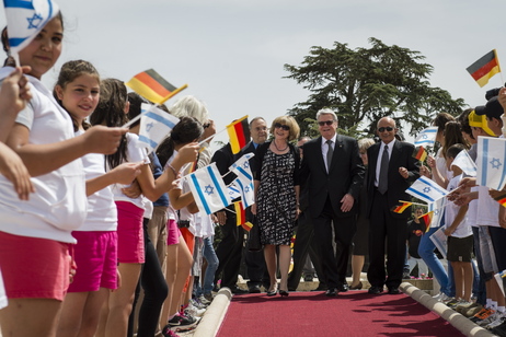 Bundespräsident Joachim Gauck und Frau Daniela Schadt werden am Herzl-Berg von Kindern begrüßt