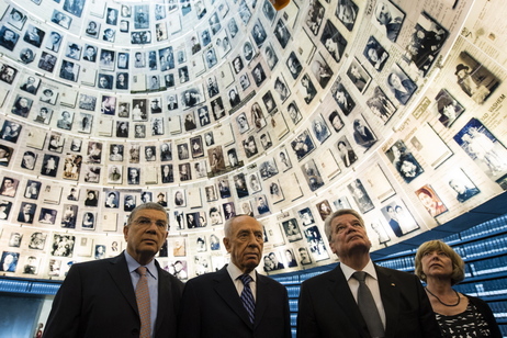 Bundespräsident Joachim Gauck, Israels Staatspräsident Shimon Peres, der Vorsitzende des Yad Vashem Direktoriums, Avner Shalev, und Daniela Schadt in der Halle der Namen in Yad Vashem
