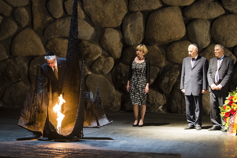 Staatsbesuch in Israel - Bundespräsident Joachim Gauck entzündet das Mahnfeuer in Yad Vashem, begleitet von Israels Staatspräsident Shimon Peres, dem Vorsitzende des Yad Vashem Direktoriums, Avner Shalev, und Daniela Schadt