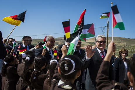 Bundespräsident Joachim Gauck wird von Kindern begrüßt
