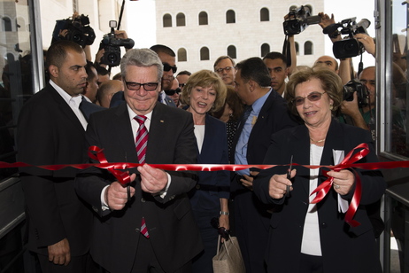 Bundespräsident Joachim Gauck und die Bildungsministerin der Palästinensischen Behörde, Lamis Alami, durchschneiden das Band vor der neuen Schule