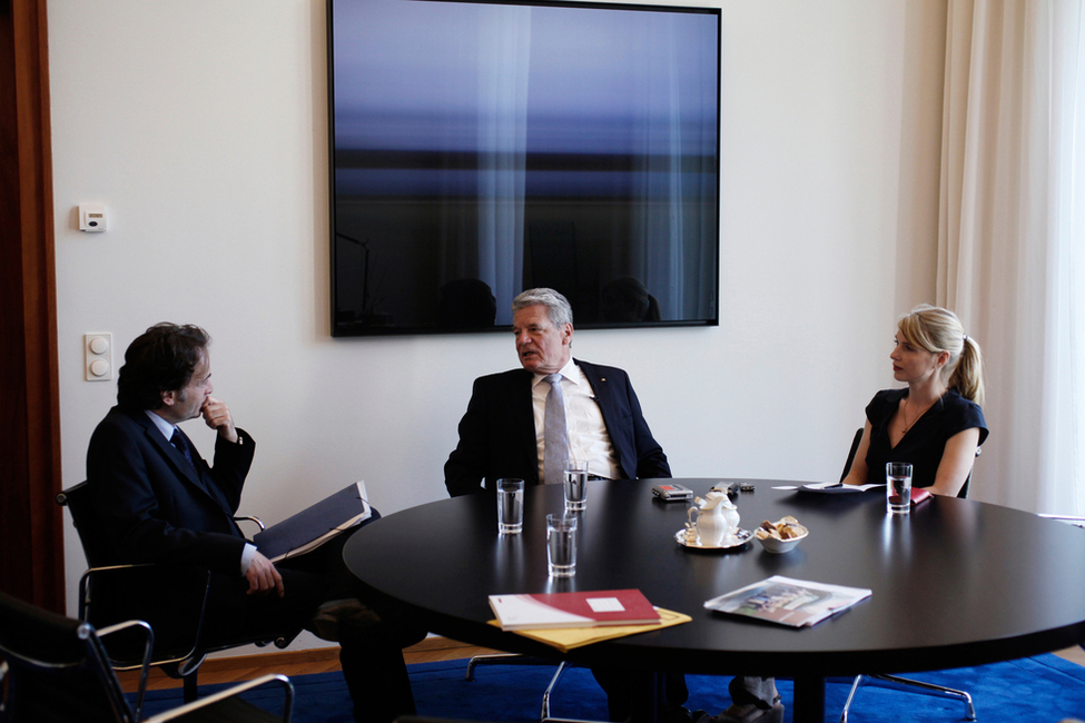 Bundespräsident Joachim Gauck in seinem Büro im Gespräch mit Giovanni di Lorenzo und Tina Hildebrandt 