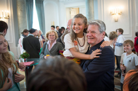 Bundespräsident Joachim Gauck mit einer jungen Preisträgerin