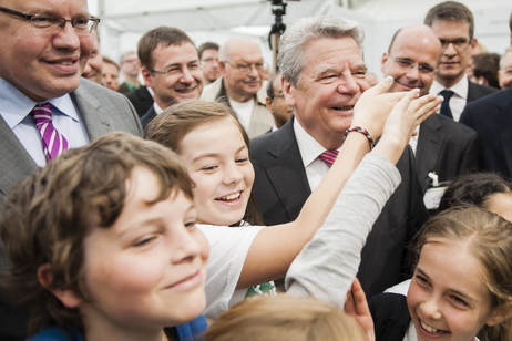 Bundespräsident Joachim Gauck, Bundesumweltminister Peter Altmaier und Kinder auf der Woche der Umwelt