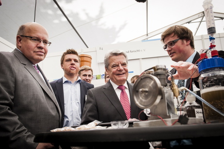 Bundespräsident Joachim Gauck und Bundesumweltminister Peter Altmaier am Informationsstand von Jugend forscht e.V.