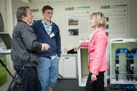 Daniela Schadt bei einem Aussteller im Park