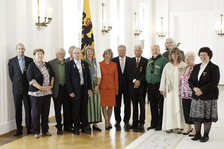 Bundespräsident Joachim Gauck und Frau Daniela Schadt mit den Ordensträgerinnen und -trägern im Großen Saal