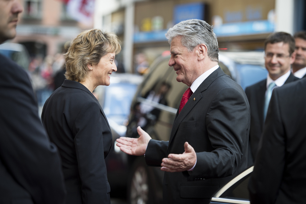 Bundespräsident Joachim Gauck wird von der Bundespräsidentin der Schweiz, Eveline Widmer-Schlumpf, begrüßt