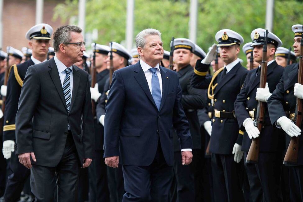 Bundespräsident Joachim Gauck wird von Bundesverteidigungsminister Thomas de Maizière mit militärischen Ehren begrüßt