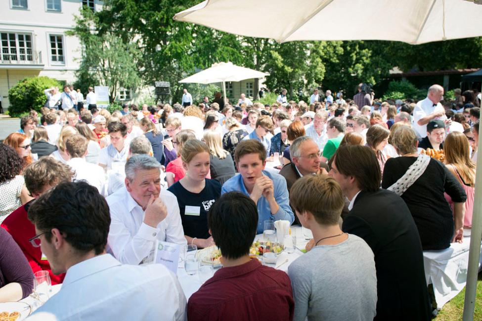 Bundespräsident Joachim Gauck im Gespräch mit Jugendlichen